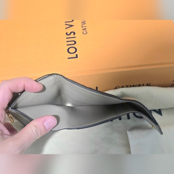 Authentic Louis Vuitton Pouchette Metis And Matching Zoe Wallet Tourterelle - Picture 14 of 15